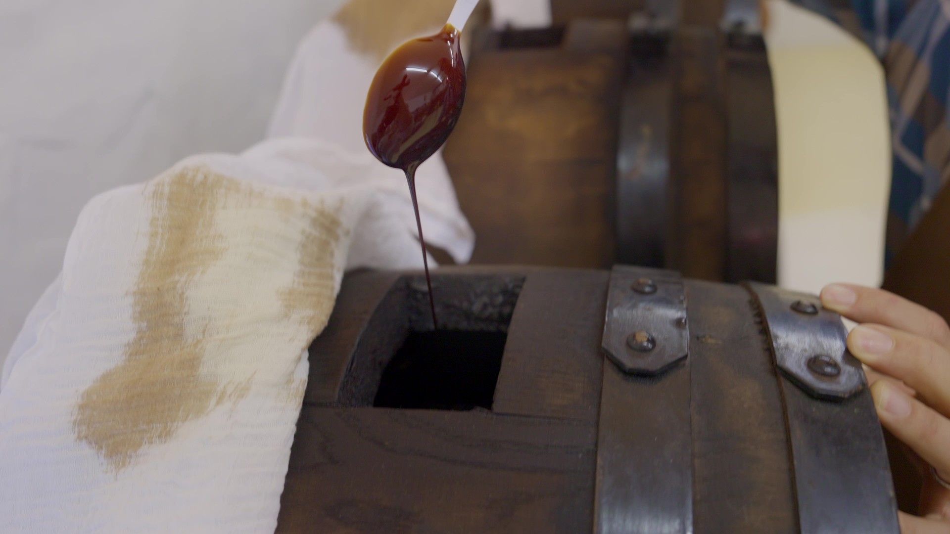 Von Löffel tropft/fliesst der Aceto Balsamico aus dem 5 Stern Fass