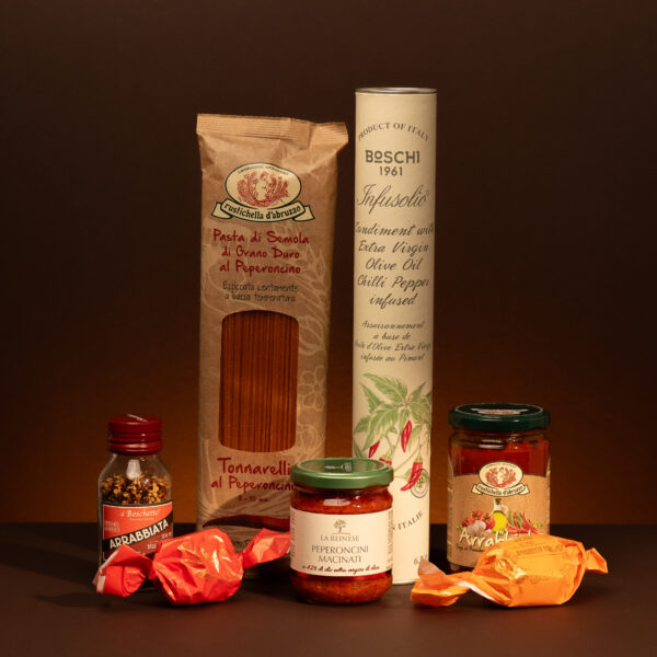 La Piccantina Geschenkset mit Tonnarelli al peperoncino, Infusolio, Sugo Arrabiata, Arrabiata-Gewürz, Pepperoncini und Amaretti morbidi